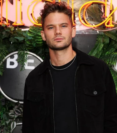 Jeremy Irvine Age, Height, Net Worth